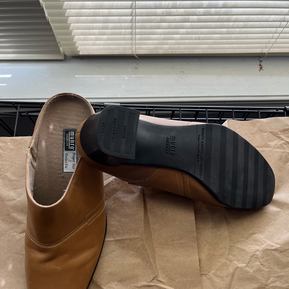Munro Women’s Carmel leather mules. They are like new gently used! Size 7.5